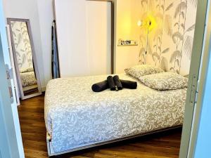 1 dormitorio con 1 cama con espejo. en Le Châteaulin 2pers Parking en Nantes