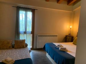 um quarto com 2 camas e uma janela em La Cabanya de Mas Gingi em Sant Joan les Fonts