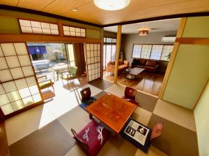 an overhead view of a living room with a table and chairs at 貸切御宿　憩（Ikoi）/ Nikko Kinugawa Area in Imaichi