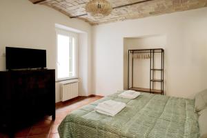 a bedroom with a bed with two towels on it at Casita del Barrio in Rome