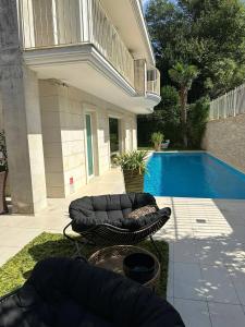 un patio trasero con piscina y una casa en Home suite Home en Avellino