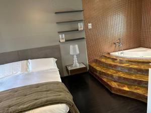 1 dormitorio con cama y bañera en Home suite Home en Avellino