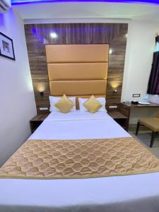 Postel nebo postele na pokoji v ubytování Hotel Blue Wellington - Near Mumbai Airport