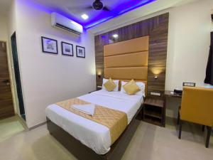 Postel nebo postele na pokoji v ubytování Hotel Blue Wellington - Near Mumbai Airport