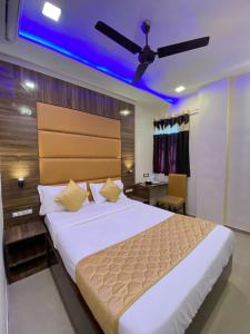 Postel nebo postele na pokoji v ubytování Hotel Blue Wellington - Near Mumbai Airport