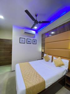 Postel nebo postele na pokoji v ubytování Hotel Blue Wellington - Near Mumbai Airport