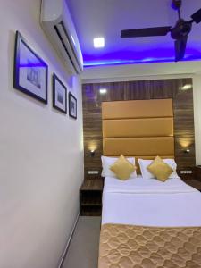 Postel nebo postele na pokoji v ubytování Hotel Blue Wellington - Near Mumbai Airport