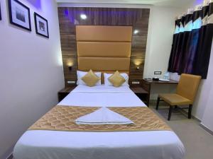 Postel nebo postele na pokoji v ubytování Hotel Blue Wellington - Near Mumbai Airport