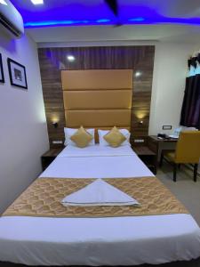 Postel nebo postele na pokoji v ubytování Hotel Blue Wellington - Near Mumbai Airport