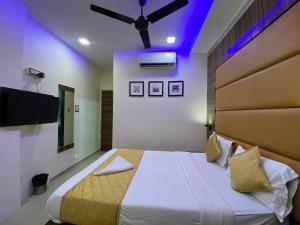 Postel nebo postele na pokoji v ubytování Hotel Blue Wellington - Near Mumbai Airport