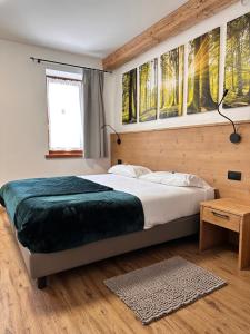 ein Schlafzimmer mit einem großen Bett und zwei Fenstern in der Unterkunft C’era una volta un Re… in Calalzo