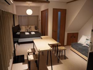 Habitación pequeña con 1 cama, mesas y 1 dormitorio. en Lido North Shinagawa en Tokio