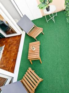 a balcony with two chairs and a table and a laptop at Cosy Mirabelle - T3 - Parc des expositions - Balcon & parking in Pau