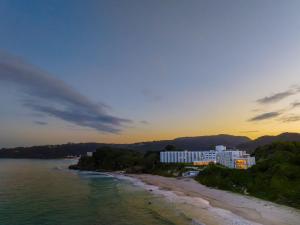 uma vista para uma praia com um hotel e o oceano em Shimoda Prince Hotel em Shimoda