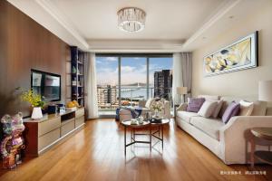 深圳的住宿－第一太平戴維斯賽嘉服務式公寓大新深圳港灣，客厅配有沙发和桌子