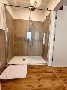 una ducha con puerta de cristal en una habitación en C’era una volta un Re… en Calalzo
