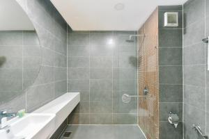 Damansara Perdana的住宿－PlayStaytion Damansara by RBNB，带淋浴和盥洗盆的浴室