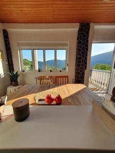 Ferienhaus Brice / Mostar في موستار: غرفة نوم مع طاولة عليها صحن فاكهة