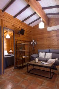 un soggiorno con divano e tavolo di Camping Caledonia a Tamarit