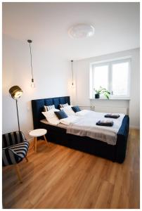 斯塔洛瓦沃拉的住宿－Color 24 Prestige，一间卧室配有一张大床和一把椅子