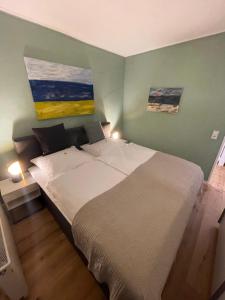 a bedroom with a bed and a painting on the wall at Apartment Beletage Bad Harzburg in Bad Harzburg +40 photos