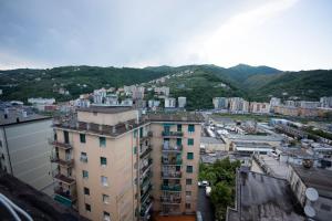 vistas a una ciudad con edificios y montañas en Stanza doppia con bagno e cucina in comune Genova, en Génova