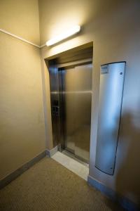 um elevador num quarto com uma porta num edifício em Stanza doppia con bagno e cucina in comune Genova em Génova