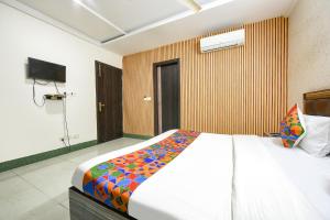 Postel nebo postele na pokoji v ubytování FabHotel Ess Pee Grand