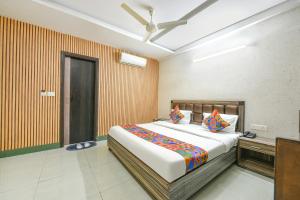 Un dormitorio con una cama grande en una habitación. en FabHotel Ess Pee Grand, en Mohali