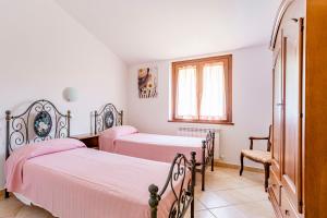 een slaapkamer met 2 bedden en een raam bij La Panoramica Da Stroppa in Acqualagna