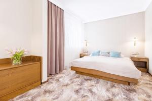 ein Schlafzimmer mit einem großen Bett mit blauen Kissen in der Unterkunft Hotel Sylwia in Sośnicowice
