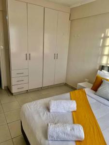 - une chambre avec un lit et 2 serviettes dans l'établissement The Cozy Haven, à Eldoret