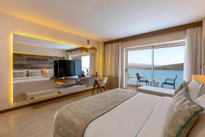 Postel nebo postele na pokoji v ubytování Design Plus Seya Beach Hotel