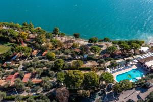 una vista aérea de un complejo con piscina en Campeggio Garda, en Limone sul Garda