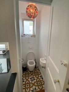 Elle comprend une petite salle de bains pourvue de toilettes et d'une fenêtre. dans l'établissement Plein cœur quartier Montorgueil, à Paris