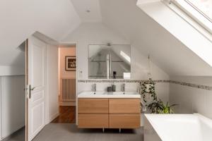 a bathroom with a sink and a mirror at Superbe Villa avec Piscine Couverte au Port de Vannes in Vannes