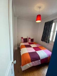 - une chambre avec un lit coloré dans l'établissement Plein cœur quartier Montorgueil, à Paris