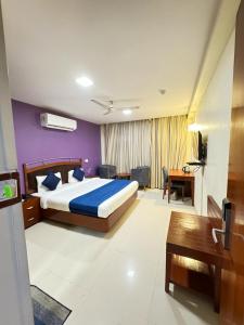 een hotelkamer met een bed en een bureau bij Hotel Divine Admire Opp Gurudwara Sahib in Taimoor Nagar-Friends Colony in New Delhi