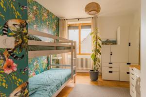 a bedroom with a bunk bed with a green wall at Superbe Villa avec Piscine Couverte au Port de Vannes in Vannes