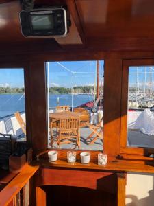 een uitzicht vanuit een raam van een boot met een tafel bij Klipper Johanna in Monnickendam