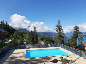 a swimming pool with a view of the mountains at Le RUITOR in Bourg-Saint-Maurice