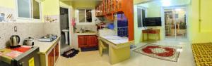 une grande cuisine jaune et blanche dans l'établissement Blue Haven Unit 3, à Baguio