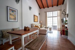 a living room with a table and a couch at Casa los Jardines del Lago in Córdoba