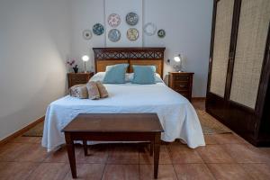 a bedroom with a large bed with blue pillows at Casa los Jardines del Lago in Córdoba