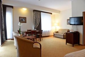 a hotel room with a living and dining room at Hotel Mościcki in Spała