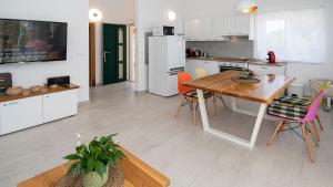 a kitchen and dining room with a table and chairs at Holiday house Valencan 2 in Mednjan
