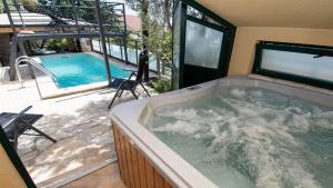 a jacuzzi tub in a house with a pool at Holiday house Valencan 2 in Mednjan