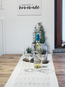 a bottle of wine and two wine glasses on a table at Horizon 1 - Moderne Wohnung Playmobilland -Messe Nürnberg mit Parkplatz in Zirndorf