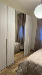 een slaapkamer met een spiegel en een bed erin bij Appartamenti Yolanda in Rozzano