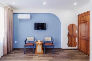 TV a/nebo společenská místnost v ubytování Phuc Lam Hotel & Apartment